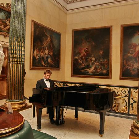 Pianist on Landing