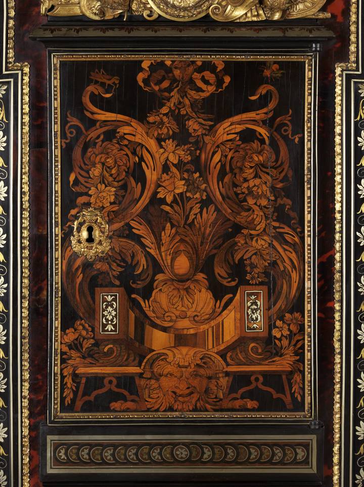 The cabinet door, decorated with marquetry. Cabinet on stand (F16).