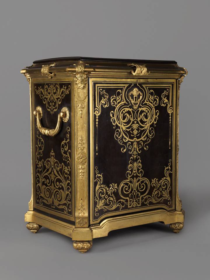 Medal cabinet (F20).