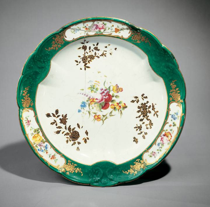 Fig. 19: Serving dish (plat 'd'entremets du roi‘), Sèvres Porcelain Manufactory, 1757 (C468)