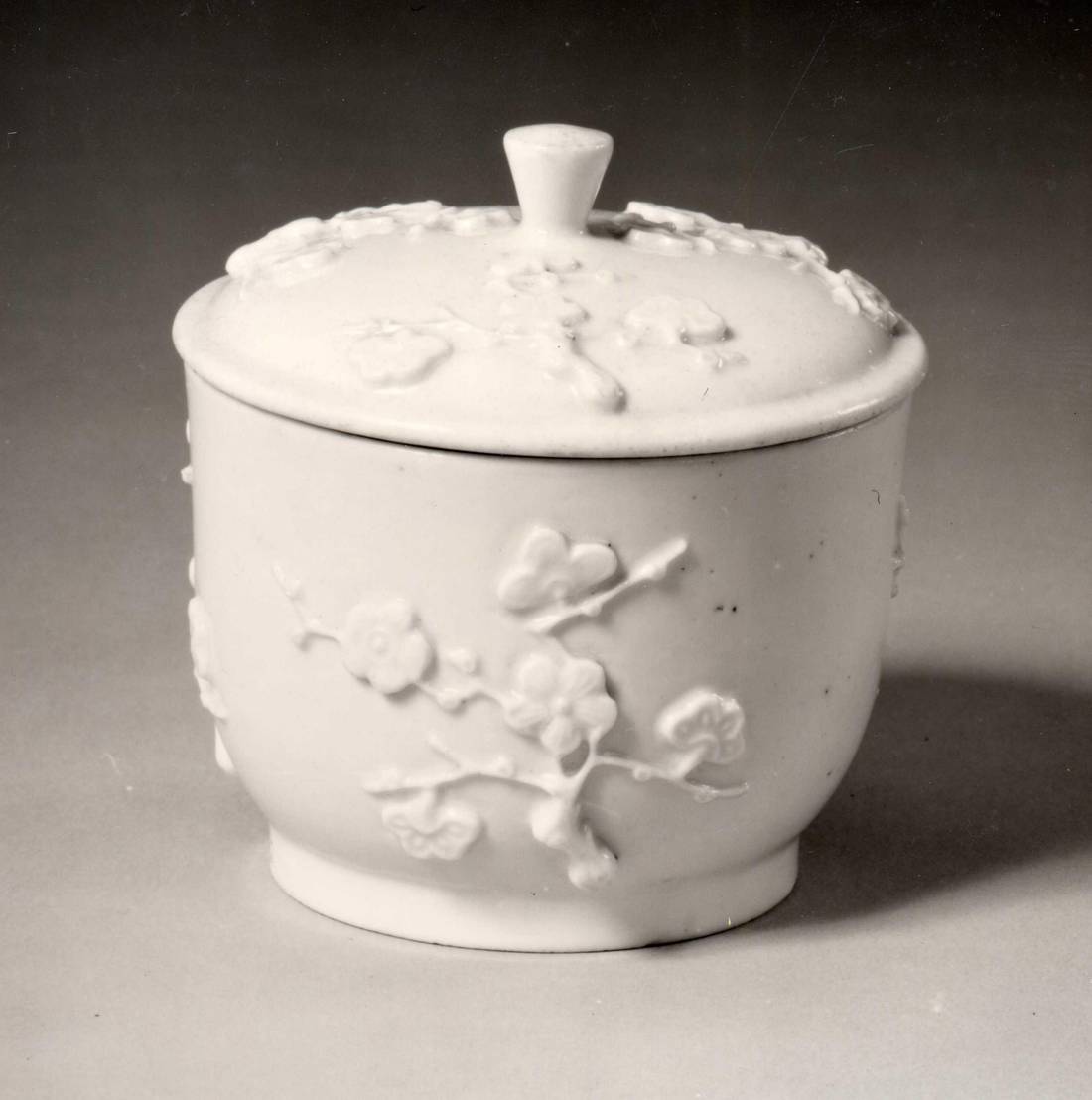 Fig. 3: Sugar bowl and cover, Saint-Cloud Porcelain Manufactory, c. 1740–50.