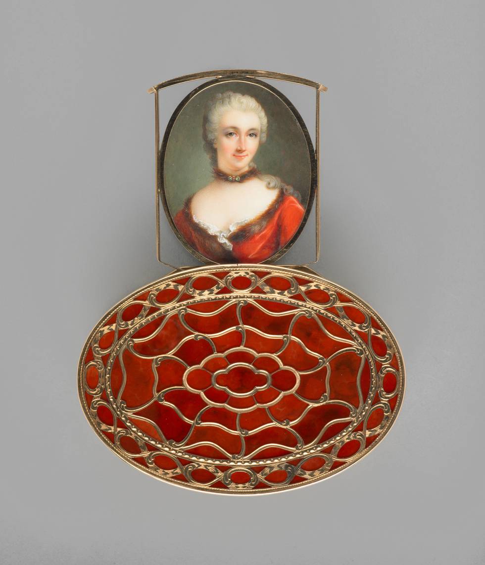 Bottom view of orange hardstone and gold box showing miniature if women
