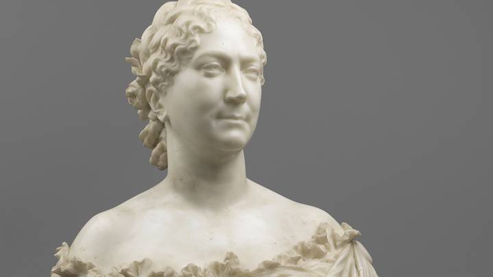 Bust of lady Wallace with flowers on dress