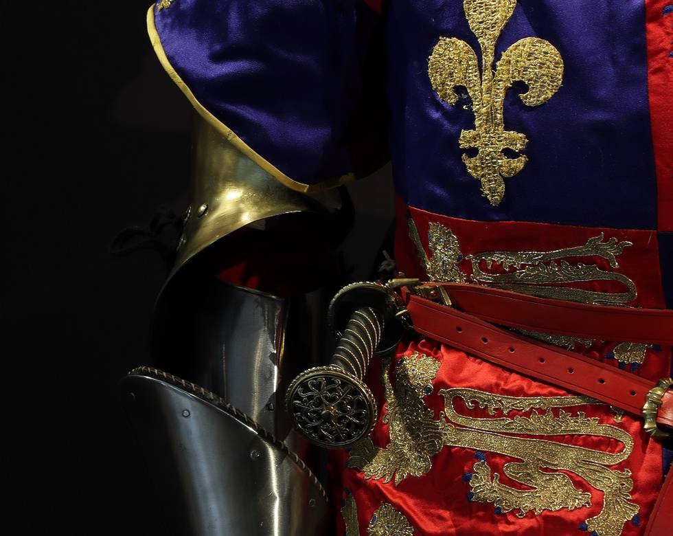 Hands on Armour: Roses, Boars and Dragons