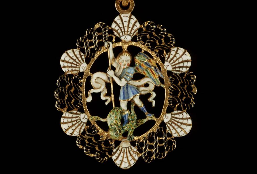 Recent Discoveries: A Pendant and Rosary Beads – Orders of Saint Michel and the Saint-Esprit