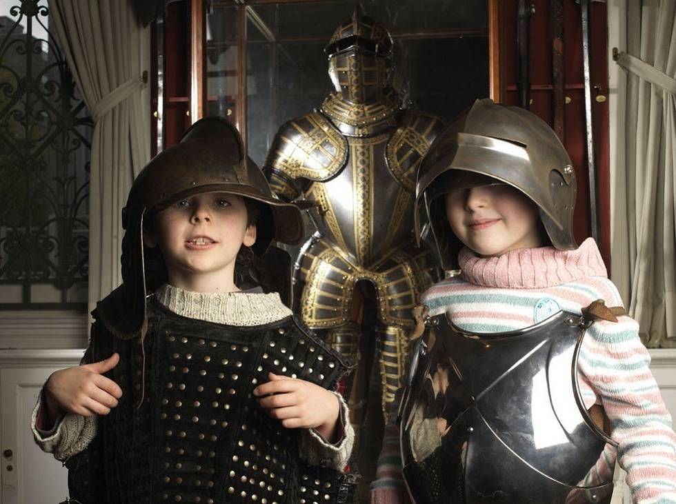 Hands on Armour: Swordplay and Wordplay